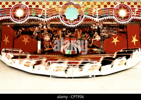 Una giostra rotante / merry-go-round nel colore stilizzati. Foto scattata a Odessa, Ucraina. Foto Stock