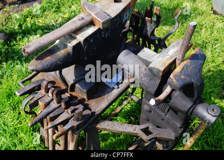 Strumenti, martello e l'incudine utilizzato da un fabbro Foto Stock