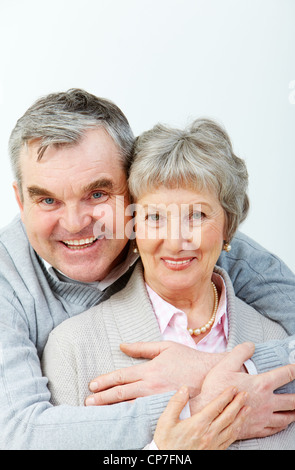 Sorridente personale senior coccole e sorridente al cam Foto Stock