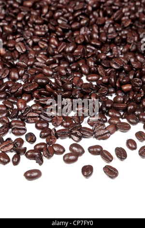 Foto di un Arabica e Robusta i chicchi di caffè miscela su uno sfondo bianco. Foto Stock