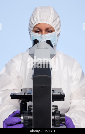 Foto di un biochimico guardando un microscopio di laboratorio. Foto Stock