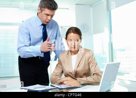 Formalmente vestiti giovani i lavori di pianificazione in Office Foto Stock