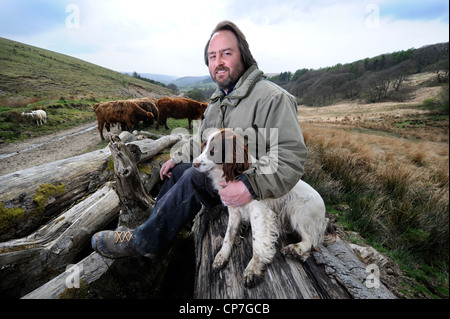 Un allevatore di bestiame con la sua Springer Spaniel cane Wales, Regno Unito Foto Stock