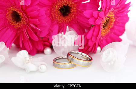 Wedding still life con splendidi anelli d oro e bouquet in background Foto Stock