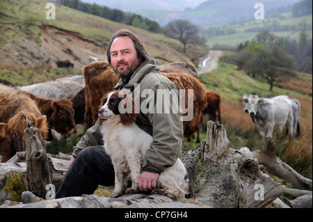 Un allevatore di bestiame con la sua Springer Spaniel cane Wales, Regno Unito Foto Stock