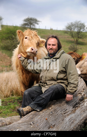 Una collina contadino con il suo bestiame Wales, Regno Unito Foto Stock