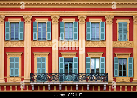 Balcone e costruzione di dettaglio, in Place Massena, Nizza Cote d'Azur, in Francia Foto Stock