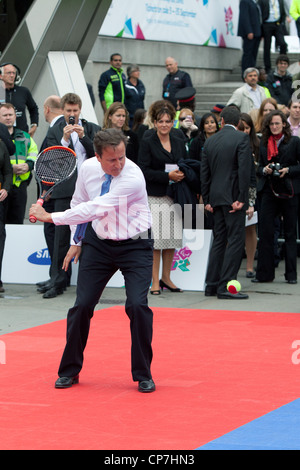 Il PM David Cameron serve durante il match di tennis a International Paralympic Day 2011, Trafalgar Square Foto Stock