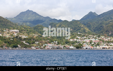 Roseau capitale della Dominica dal mare con Morne prosperare e Morne Anglais a distanza Foto Stock