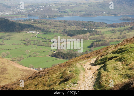 Keswick e Derwent Water, come si vede dalle piste di Causey Pike, parte del ferro di cavallo Coledale. Foto Stock