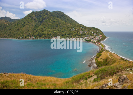 Vista la piccola cittadina di pescatori di Scott nel capo in Dominica dall'istmo che separa atlantico da dei Caraibi Foto Stock