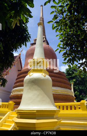 Gli stupa di Wat Mongkon Putta (Wat Klang), la vecchia città di Phuket, Tailandia Foto Stock