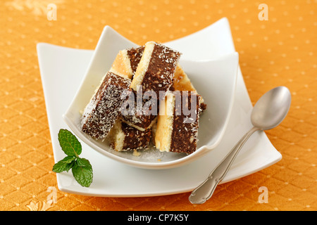 Piccola pasticceria con cioccolato e pinoli. Ricetta disponibile. Foto Stock