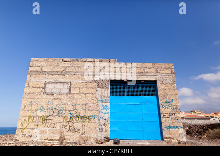 Il vecchio magazzino coperto di grafitti presso la costa vicino a Alcala, Tenerife, Isole Canarie, Spagna. Foto Stock