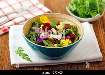 Insalata con crostini di riso selvatico. Ricetta disponibile. Foto Stock