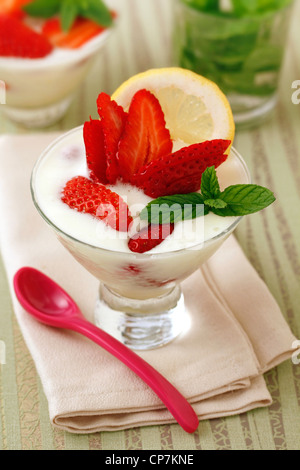 Crema di limone con le fragole. Ricetta disponibile. Foto Stock