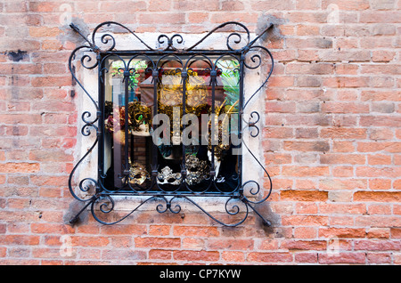 Finestra di un negozio di maschere - sestiere Dorsoduro, Venezia - Italia Foto Stock