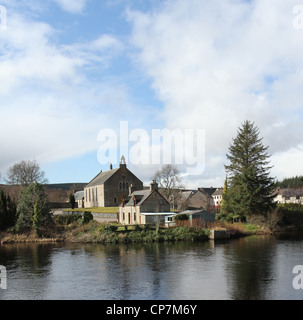 Chiesa Lairg da Loch Shin Scozia Marzo 2012 Foto Stock