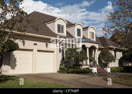 Esterno della casa con due garage auto e abbaini, STATI UNITI D'AMERICA Foto Stock
