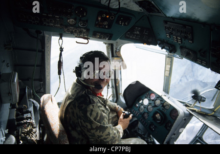 Progetto pilota ai comandi di un russo costruito Mi17 elicottero su un volo a sud ghiacciaio Inylchek base camp in Kazakistan Foto Stock