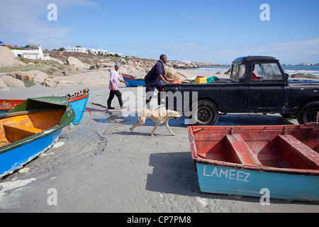 Traino di una barca lungo la spiaggia di Paternoster Foto Stock