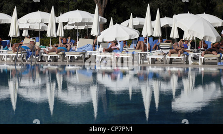Ombrelloni BIANCHI & riflessioni a lato piscina Turchia 15 Aprile 2012 Foto Stock