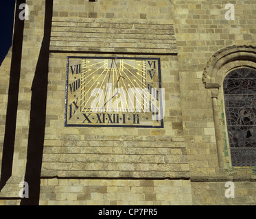 Chichester West Sussex England Regno Unito Sun Dial sul lato del magnifico Duomo Foto Stock