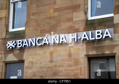 Il gaelico scozzese nome della Bank of Scotland succursale in Fort William Scozia UK Foto Stock
