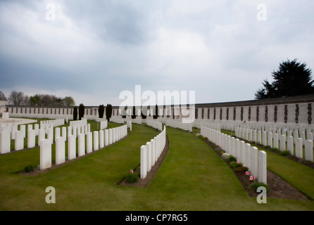 Tyne Cot Commonwealth War Graves Cimitero e memoriale per la mancanza della Prima Guerra Mondiale in Ypres Salient Foto Stock