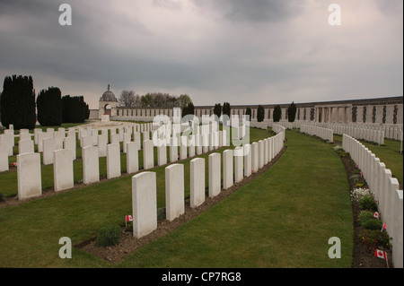Tyne Cot Commonwealth War Graves Cimitero e memoriale per la mancanza della Prima Guerra Mondiale in Ypres Salient Foto Stock