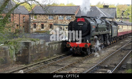 Britannia lasciando la stazione grosmont Foto Stock