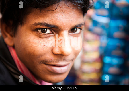 Ritratto di Gutka(il tabacco da masticare in India) il venditore venditore (Calcutta, Kolkata), India Foto Stock