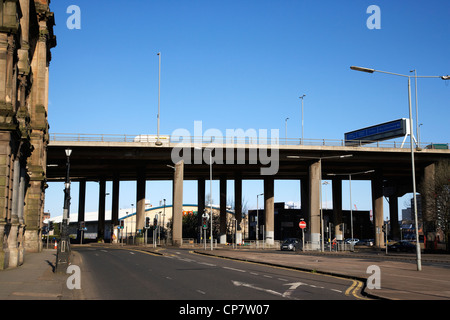 Elevata autostrada M8 nel centro della città di Glasgow Scotland Regno Unito Foto Stock