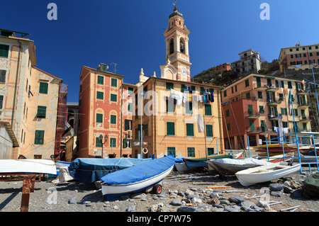 Il borgo antico di Sori dalla spiaggia, Liguria, Italia Foto Stock