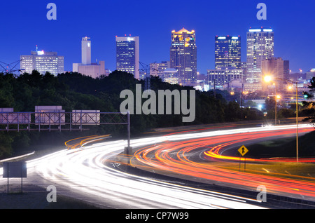 Skyline di Birmingham, Alabama dal di sopra della Interstate 65. Foto Stock