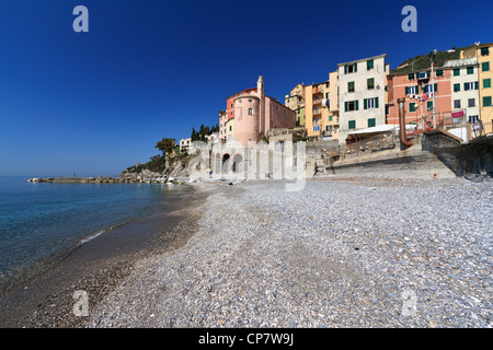 Vista dal mare di Sori, piccolo villaggio in Liguria, Italia Foto Stock