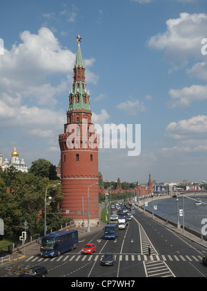 Il Cremlino di Mosca, la fornitura di acqua (Vodovzvodnaya) Torre e fiume Moskva Foto Stock