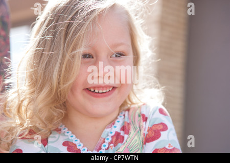 Bambina di cinque anni ridere in luce del sole. Foto Stock