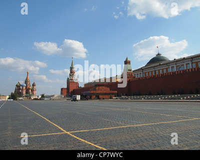 La Piazza Rossa di Mosca, Russia, con il Cremlino, il mausoleo di Lenin, il Salvatore Spasskaya Tower e il San Basilio cattedrale Foto Stock