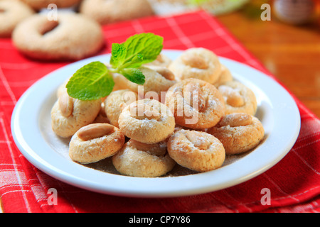 Amaretti di mandorle su una piastra - primo piano Foto Stock