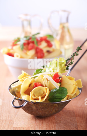 Cuocere pasta ripiena in un setaccio di metallo Foto Stock