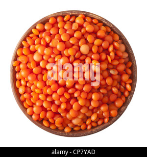 Ciotola di legno pieno di lenticchie rosse isolato su sfondo bianco Foto Stock