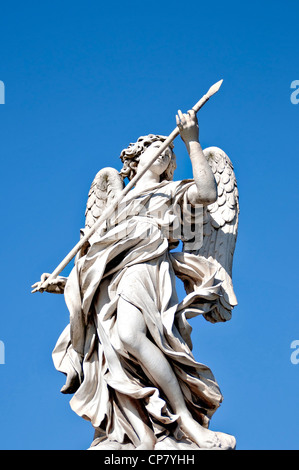 San Angelo bridge, Roma, Italia- uno del Bernini's angels. Angelo con la lancia Foto Stock