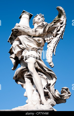 Roma Italia - Statua di un angelo con la colonna sul Ponte Sant Angelo Foto Stock