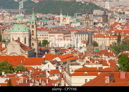 Repubblica ceca, Praga - sulle guglie della città vecchia su mala strana tetti Foto Stock