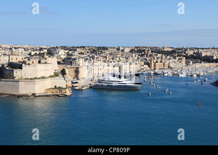 Luxury Yacht ormeggiati all'interno del Grand Harbour di Malta Valletta Europa meridionale Foto Stock