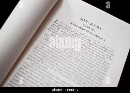 La prima pagina del "Mein Kampf" ( la traduzione in inglese disponibile in India) Foto Stock