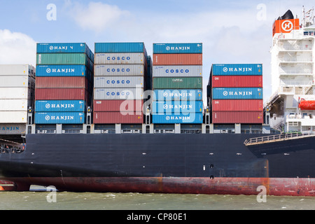 I contenitori di spedizione impilati su nave cargo - San Francisco, California USA Foto Stock