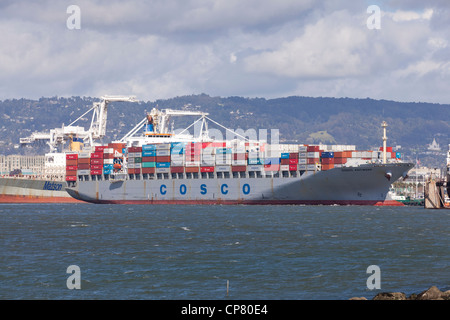 Un pieno carico Cosco container nave al porto - San Francisco, California USA Foto Stock