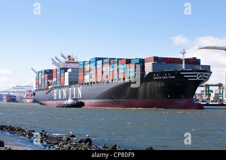 La Hanjin Shipping nave portacontainer entrando in porto di Oakland - California USA Foto Stock